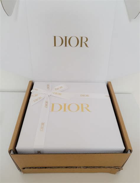 【Dior】ギフトラッピングとエコラッピングの違いは？.